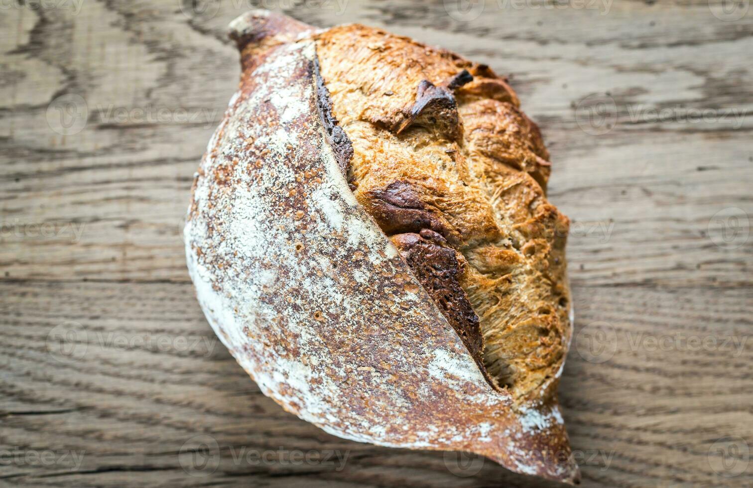 grano intero pane su il di legno sfondo foto