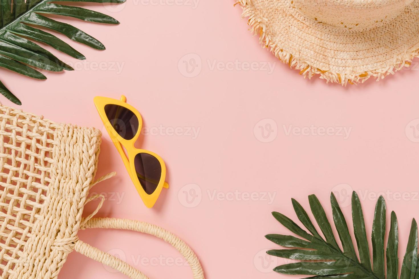 foto piatta creativa di viaggi vacanza primavera o estate moda tropicale. vista dall'alto accessori da spiaggia su sfondo di colore rosa pastello con spazio vuoto per il testo. vista dall'alto copia spazio fotografico.