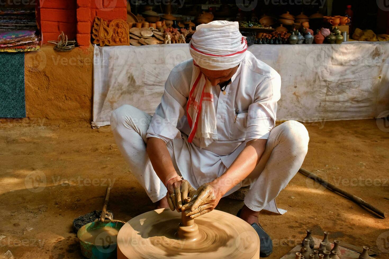 indiano vasaio a opera, Shilpagram, udaipur, Rajasthan, India foto