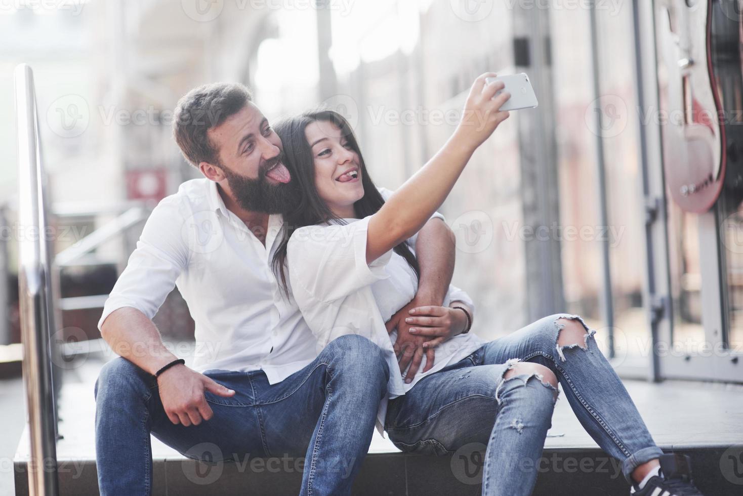 bella coppia felice che si abbraccia sulla strada della città.concetto di lifestyle amore e romanticismo foto