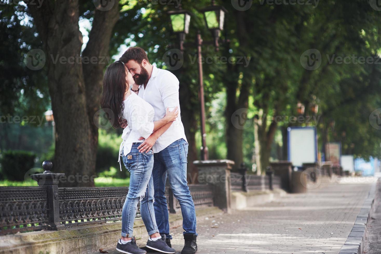 coppia romantica enyojing nei momenti di felicità nel parco. concetto di stile di vita amore e tenerezza foto