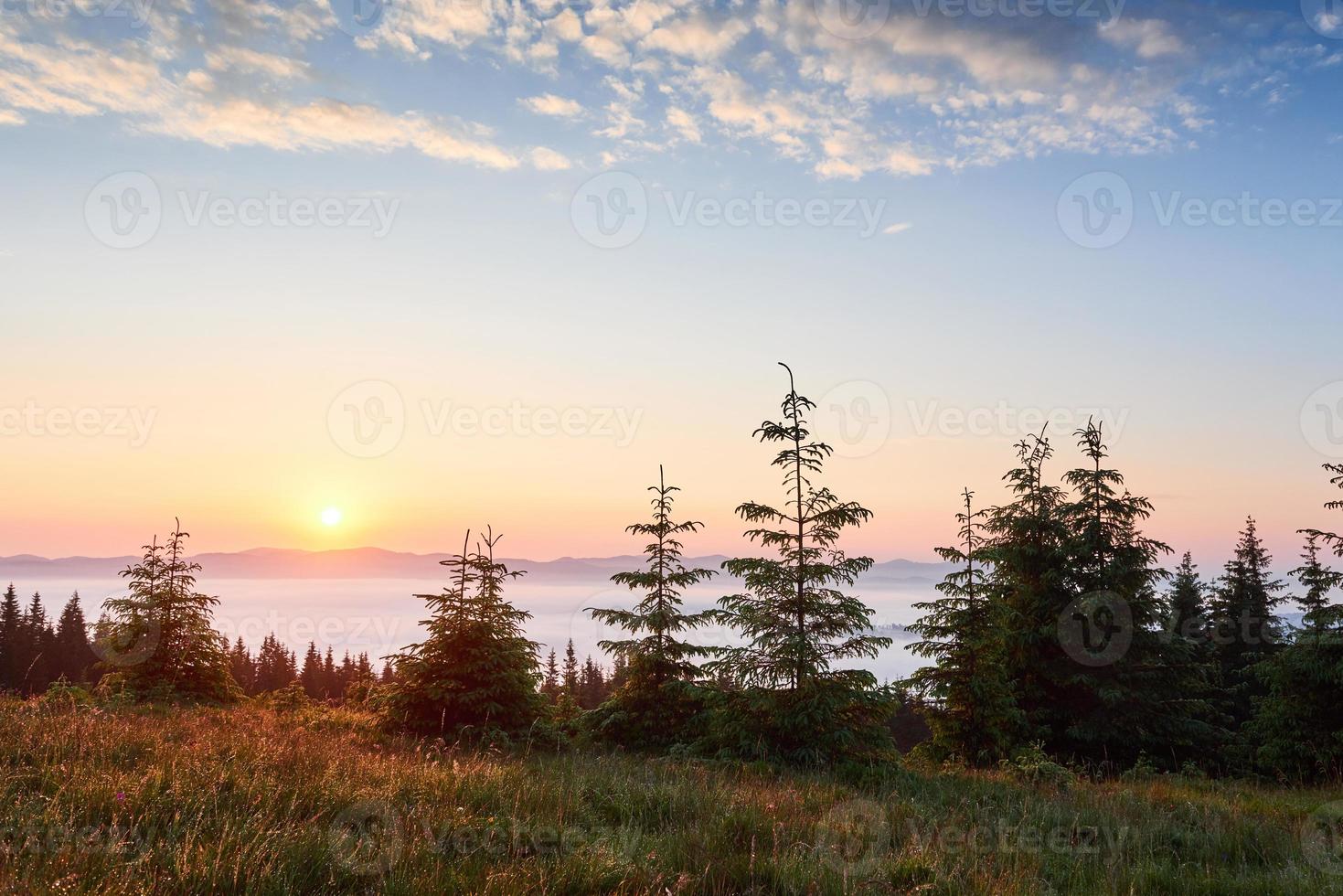 tramonto nel paesaggio di montagna. cielo drammatico. carpazi dell'ucraina europa foto