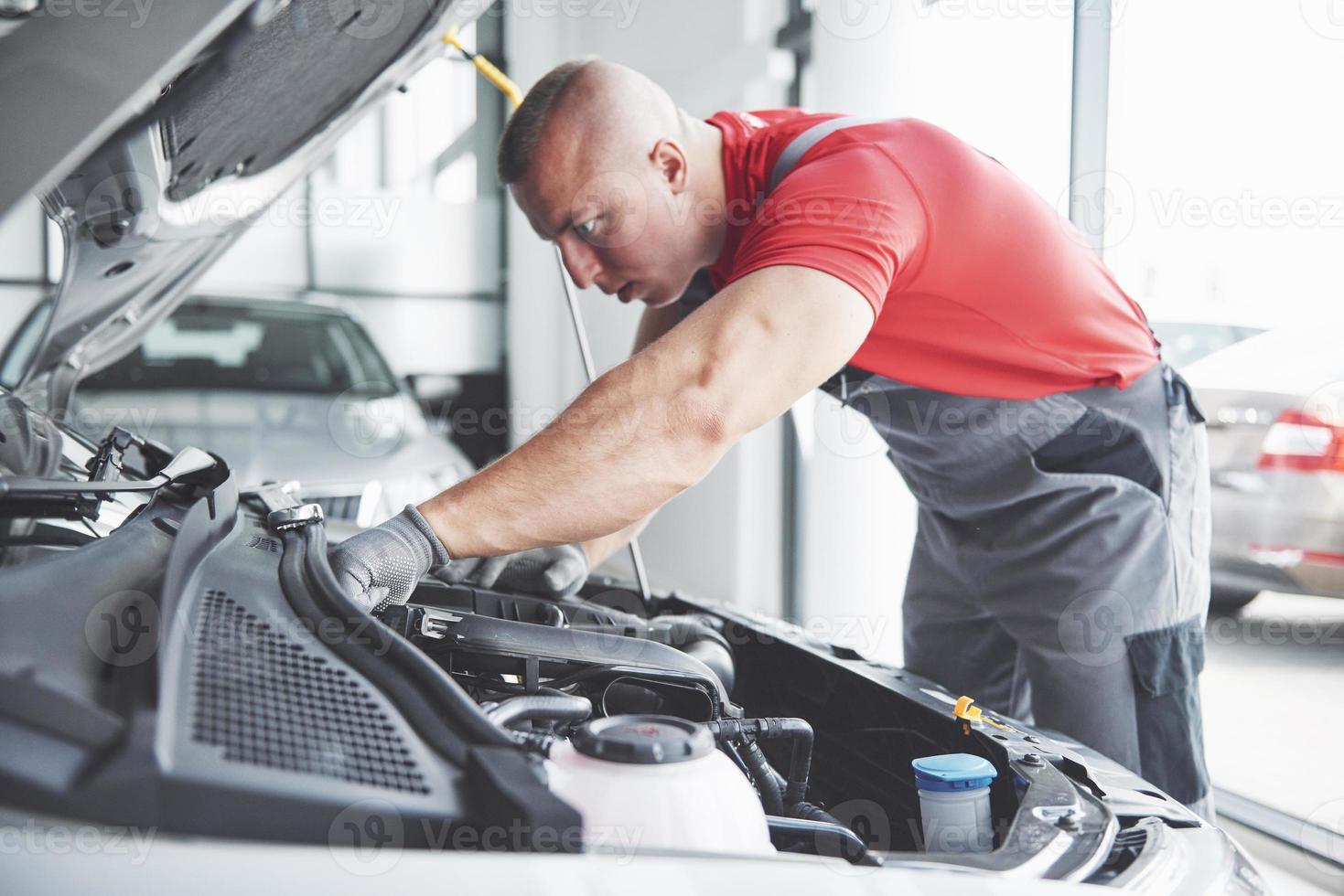 meccanico auto che lavora in garage. servizio di riparazione. foto