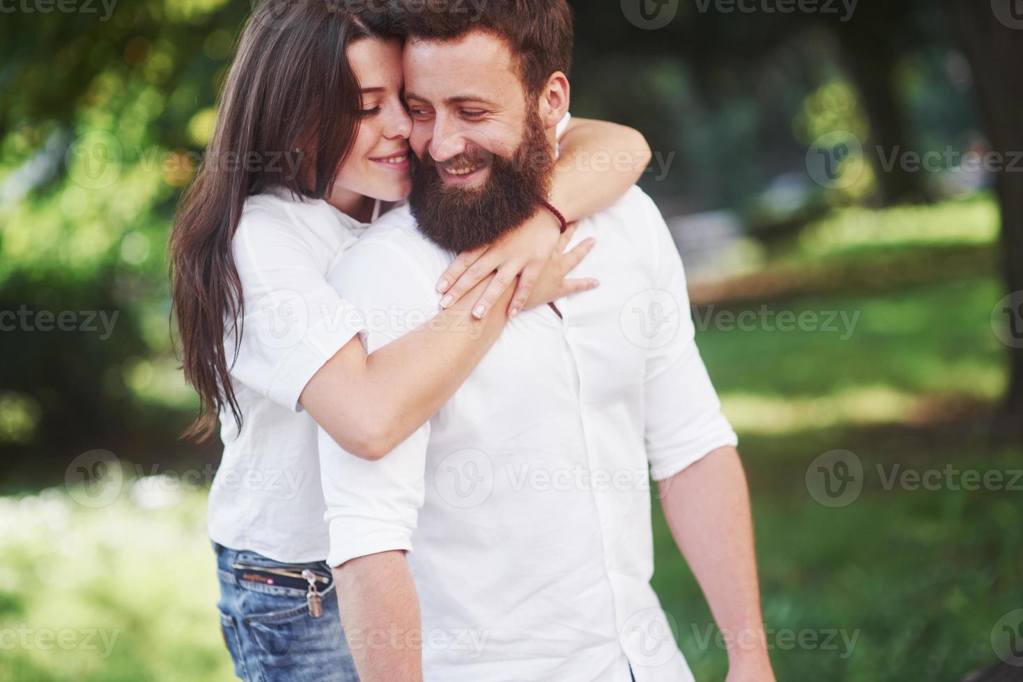 coppia romantica enyojing nei momenti di felicità nel parco. concetto di stile di vita amore e tenerezza foto