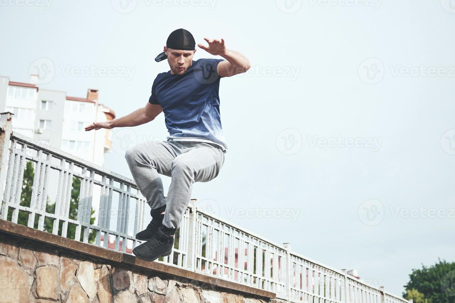 giovane sportivo che fa parkour in città. foto