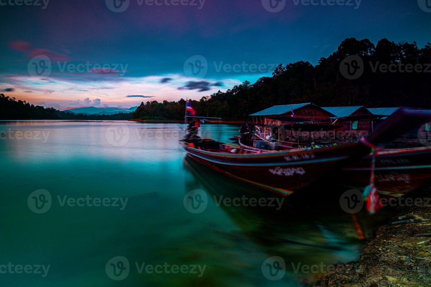 khao sok nazionale parco, surat di me, paesaggio montagne con coda lunga barca per i viaggiatori, masticare lan lago, ratchaphapha diga, viaggio natura nel Tailandia, Asia estate vacanza viaggio viaggio. foto