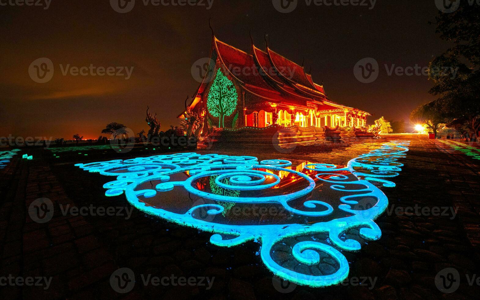 Tailandia tempio phu prao tempio o sirindhorn Wararam, tempio con bellissimo luci quello splendore a notte nel Ubon Ratchathani Provincia, nord-est regione Tailandia. foto