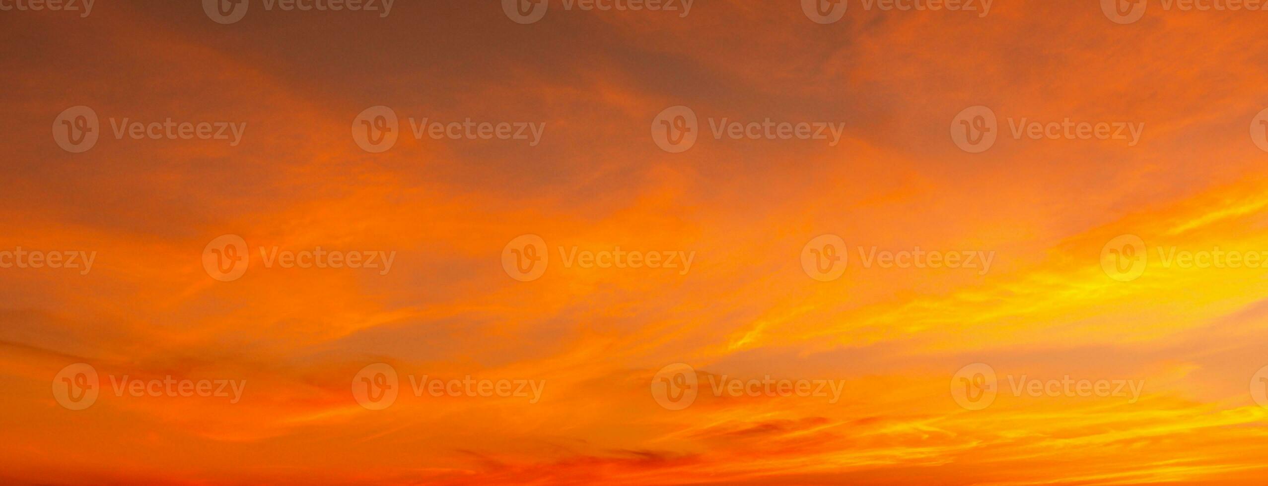 tramonto cielo su crepuscolo nel il inverno sera con arancia oro tramonto nube natura colorato cielo sfondi, orizzonte d'oro cielo, bellissima. foto