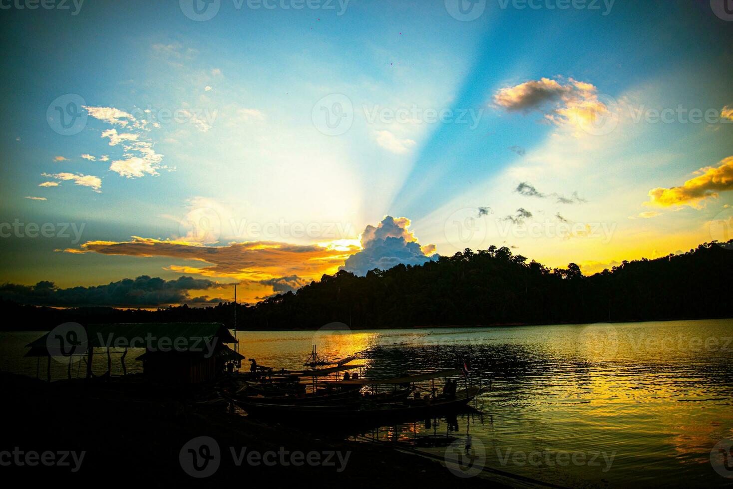 khao sok nazionale parco, surat di me, paesaggio montagne con coda lunga barca per i viaggiatori, masticare lan lago, ratchaphapha diga, viaggio natura nel Tailandia, Asia estate vacanza viaggio viaggio. foto