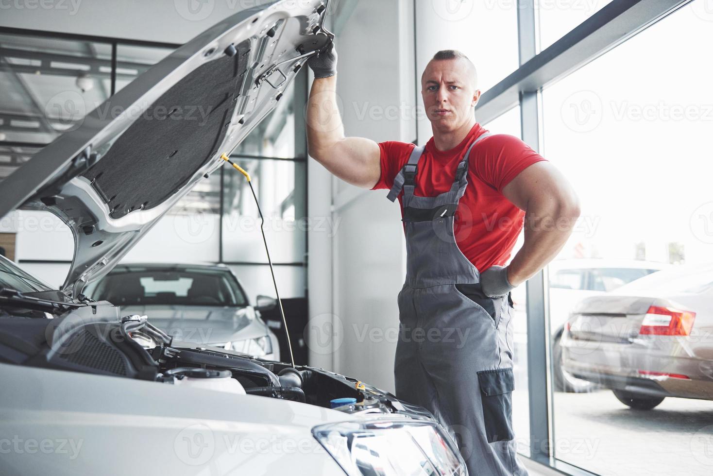 meccanico auto che lavora in garage. servizio di riparazione. foto