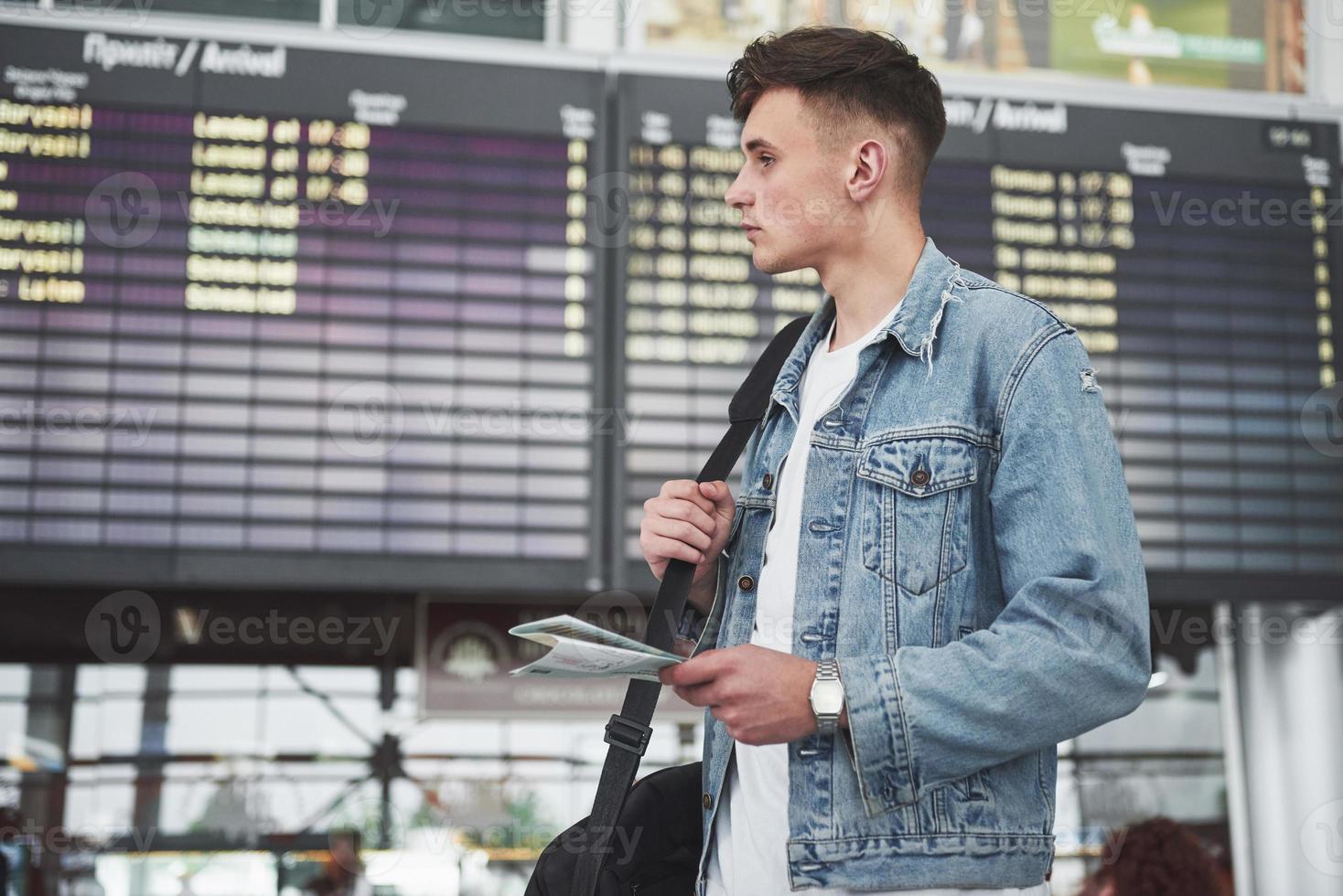 l'uomo aspetta il suo volo all'aeroporto. foto