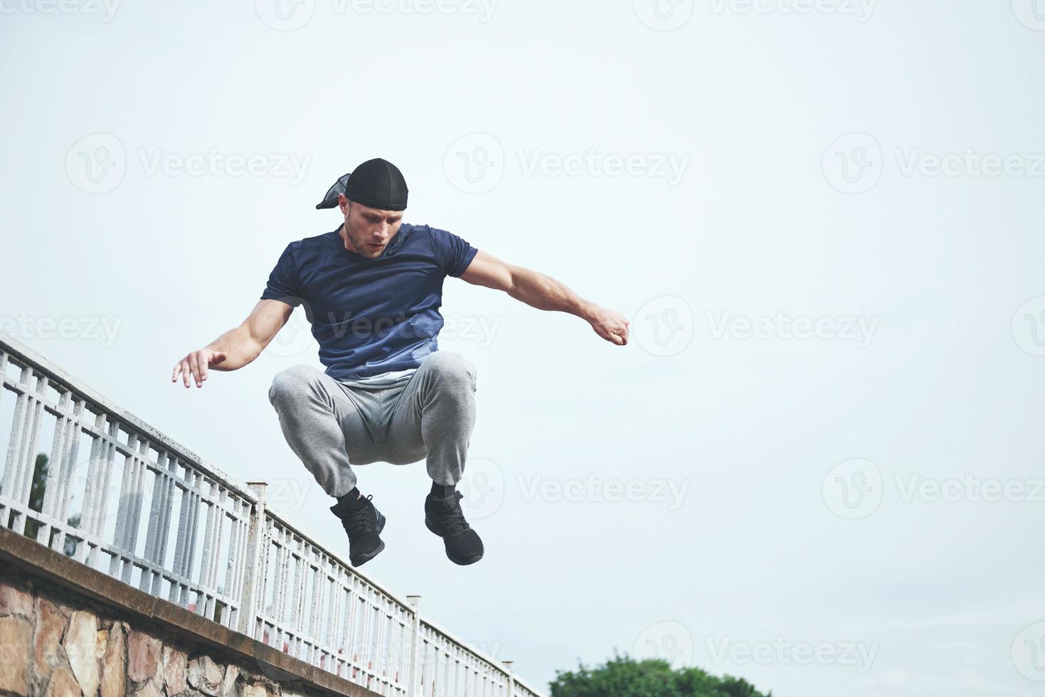 giovane sportivo che fa parkour in città. foto