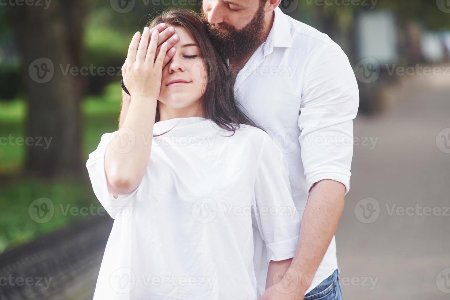 coppia romantica enyojing nei momenti di felicità nel parco. concetto di stile di vita amore e tenerezza foto