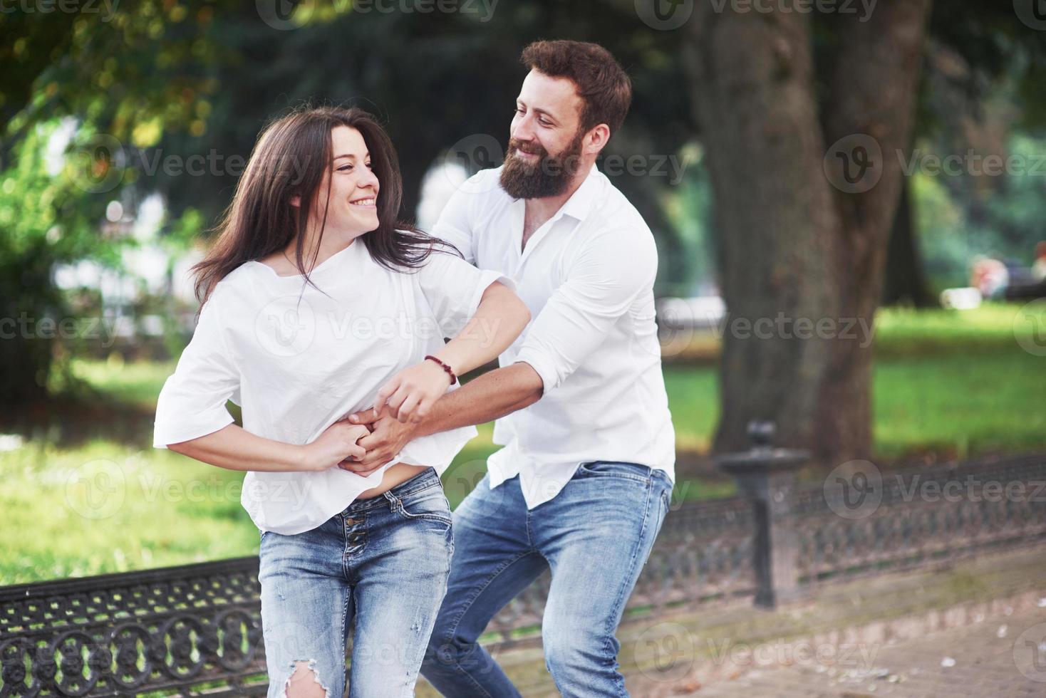 coppia romantica enyojing nei momenti di felicità nel parco. concetto di stile di vita amore e tenerezza foto