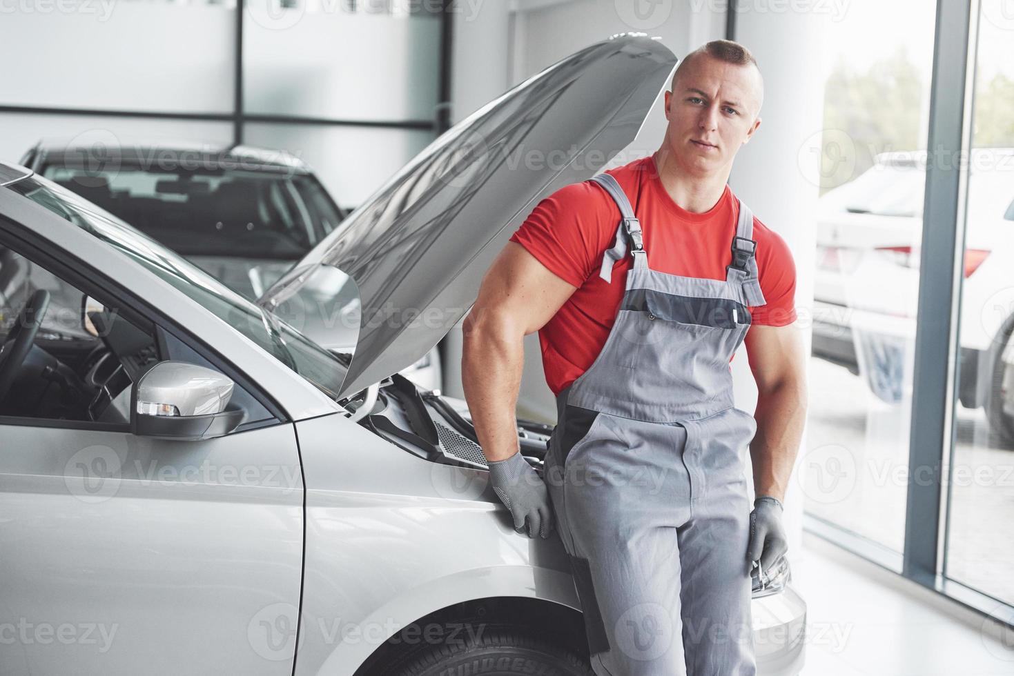 meccanico auto che lavora in garage. servizio di riparazione. foto