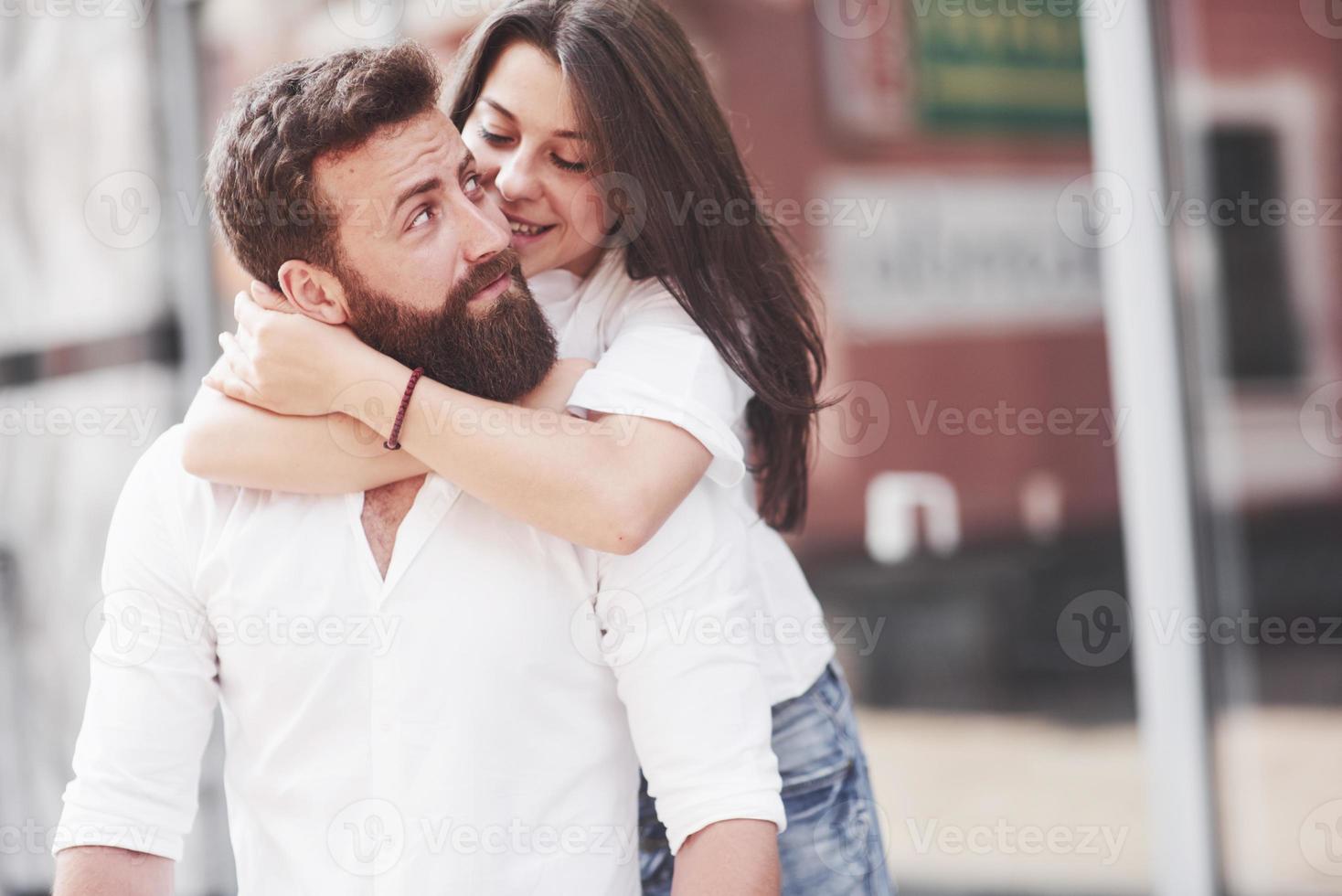 bella coppia felice che si abbraccia sulla strada della città.concetto di lifestyle amore e romanticismo foto