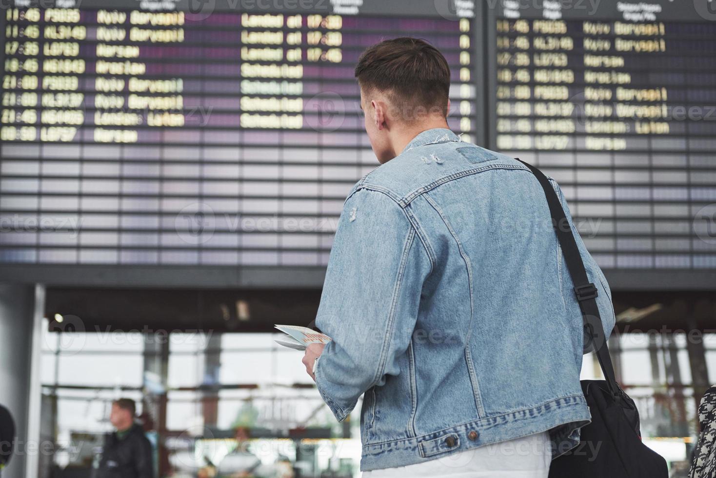 l'uomo aspetta il suo volo all'aeroporto. foto