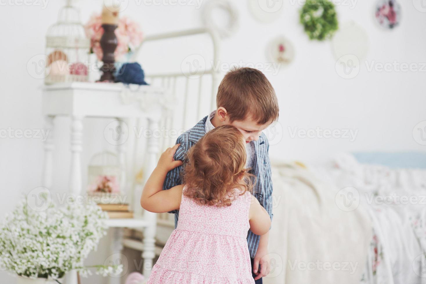 relazione tra due bambini piccoli. infanzia felice foto