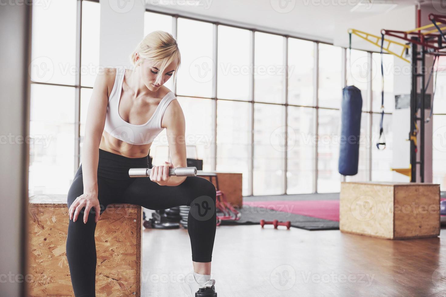 ragazza attiva in palestra. concetto allenamento stile di vita sano sport foto