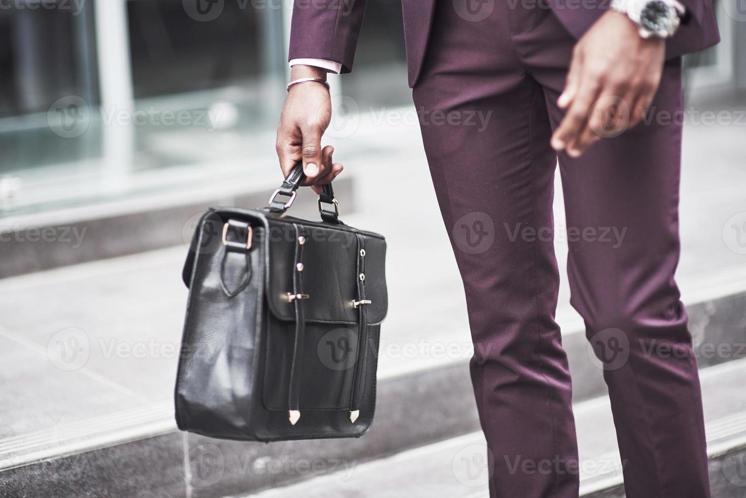 giovane uomo d'affari con una valigetta vicino a un bellissimo ufficio. incontro di lavoro. foto