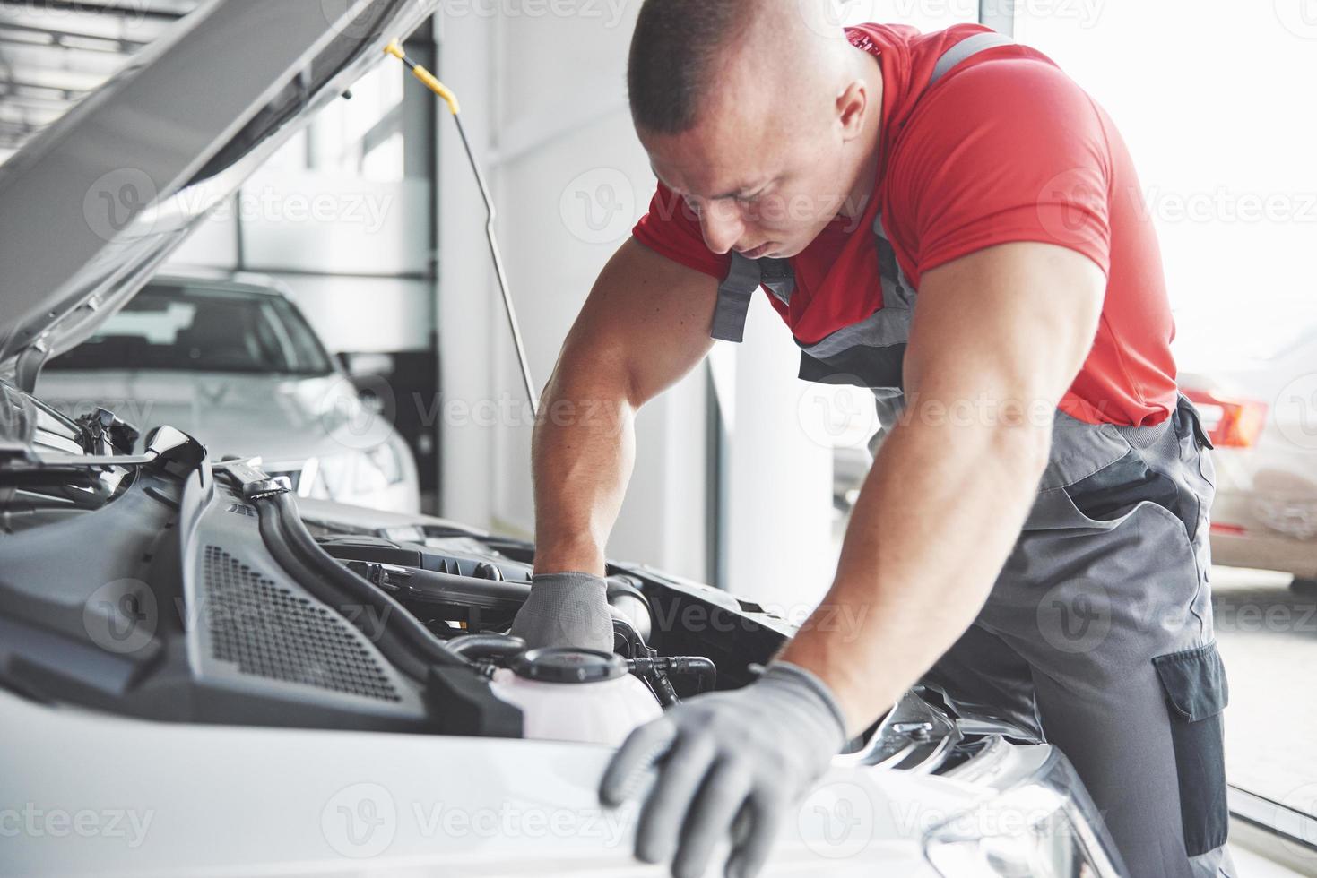 meccanico auto che lavora in garage. servizio di riparazione. foto