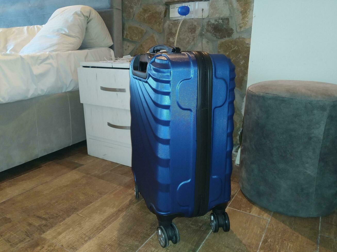 bagaglio nel il Hotel camera, pronto per viaggio. viaggio concetto foto