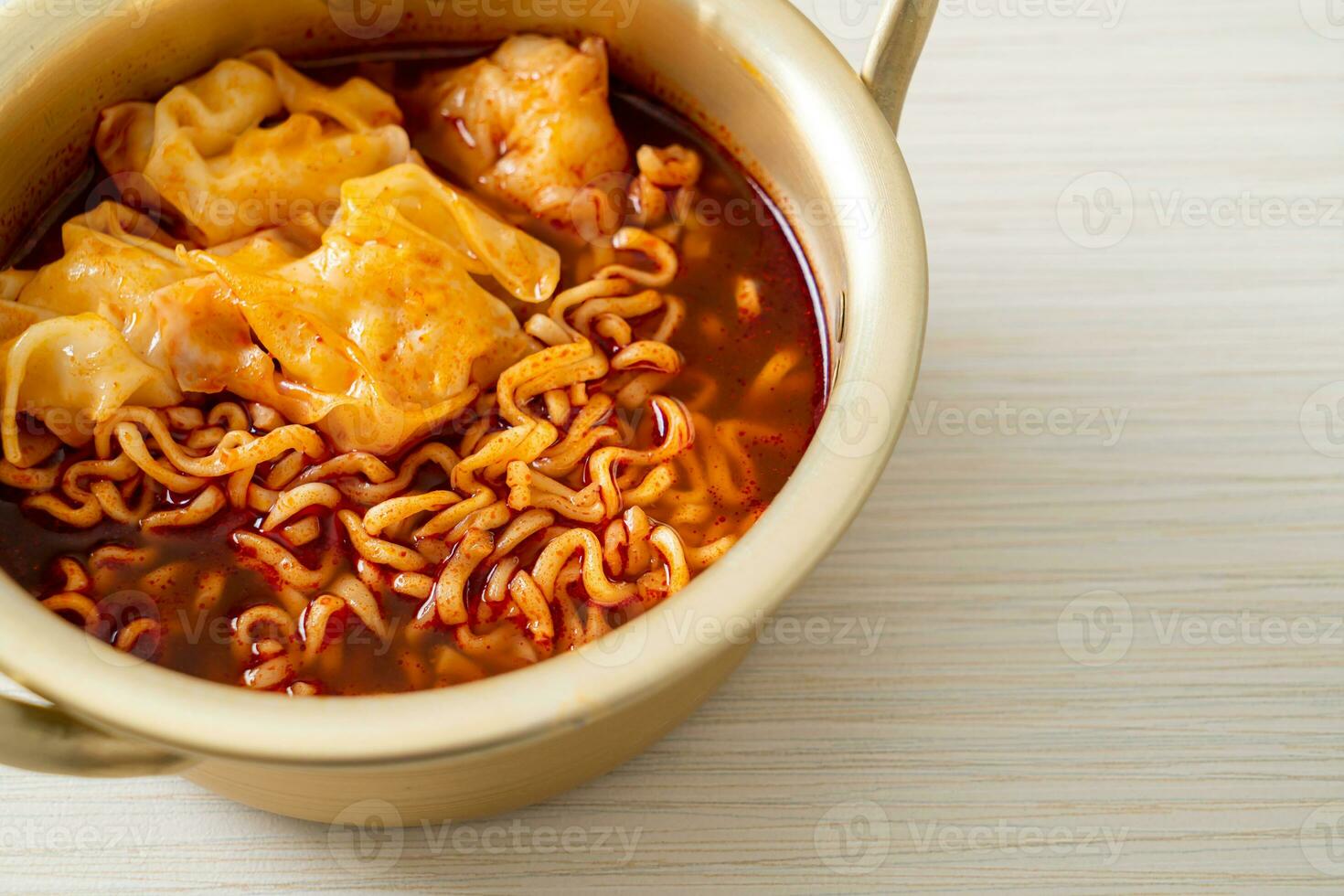 spaghetti istantanei coreani con gnocchi foto