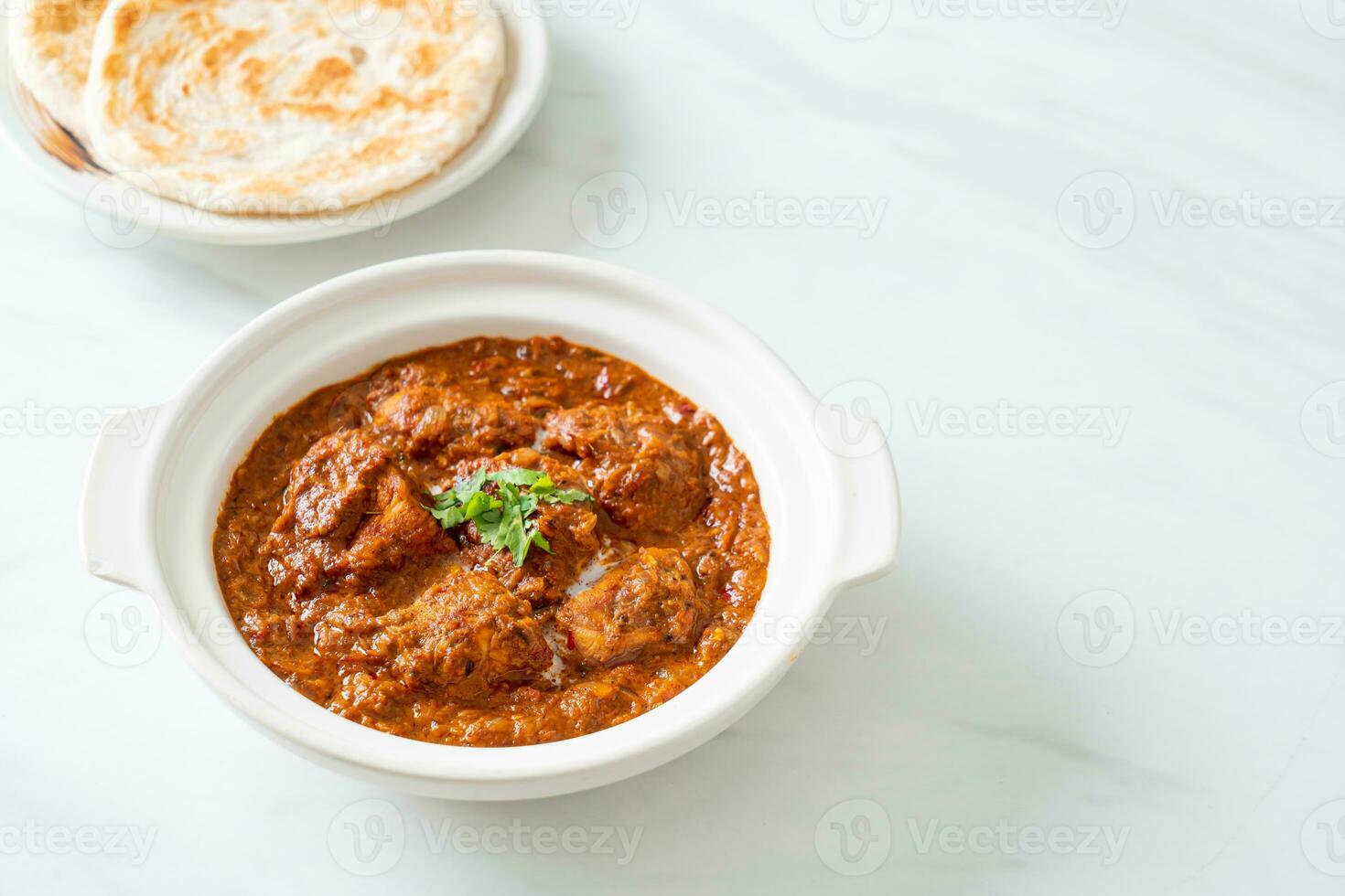 pollo tikka masala cibo piccante a base di carne al curry con roti o pane naan foto