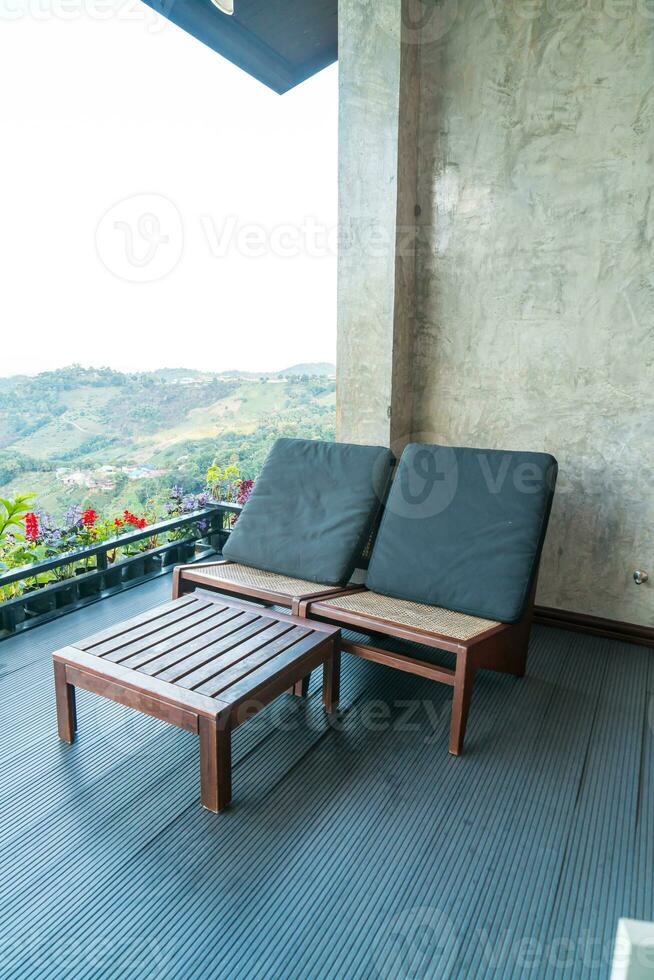 sedia su balcone con montagna collina sfondo foto