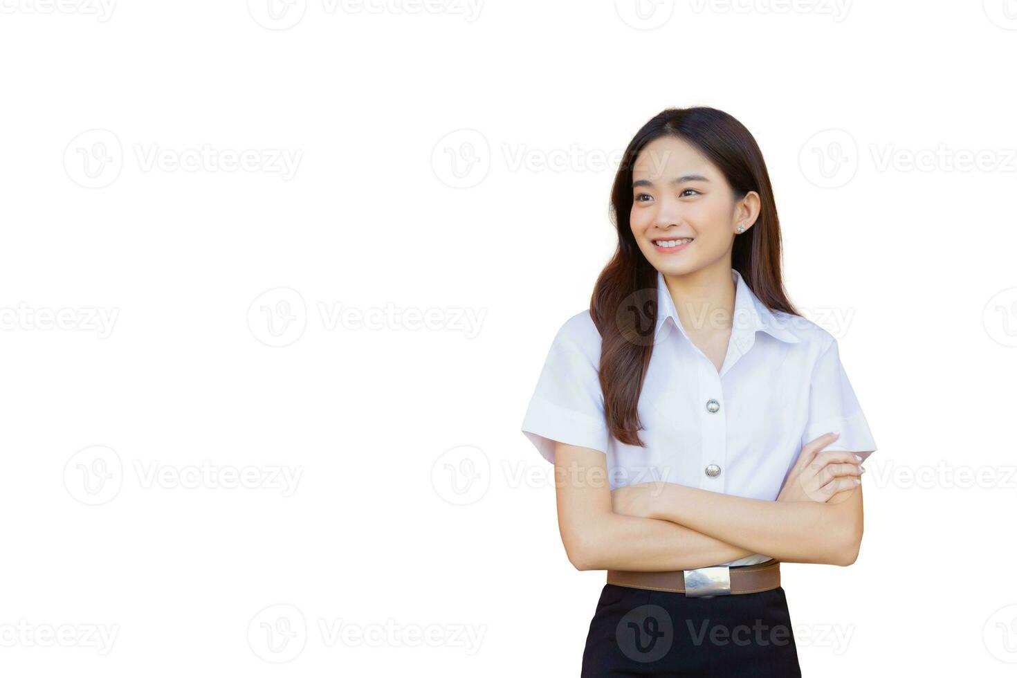 ritratto di un adulto tailandese alunno nel Università alunno uniforme. asiatico bellissimo ragazza in piedi sorridente felicemente e con fiducia con sua braccia attraversato mentre isolato su bianca sfondo. foto