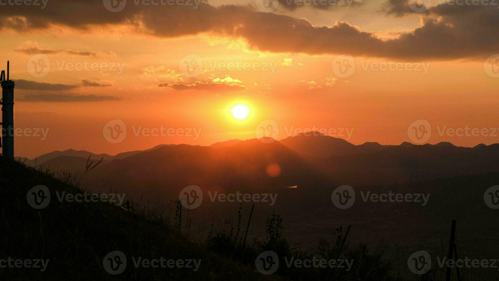 paesaggio lignite carbone il mio a tramonto, Tailandia. Visualizza di il pietra cava durante tramonto. foto