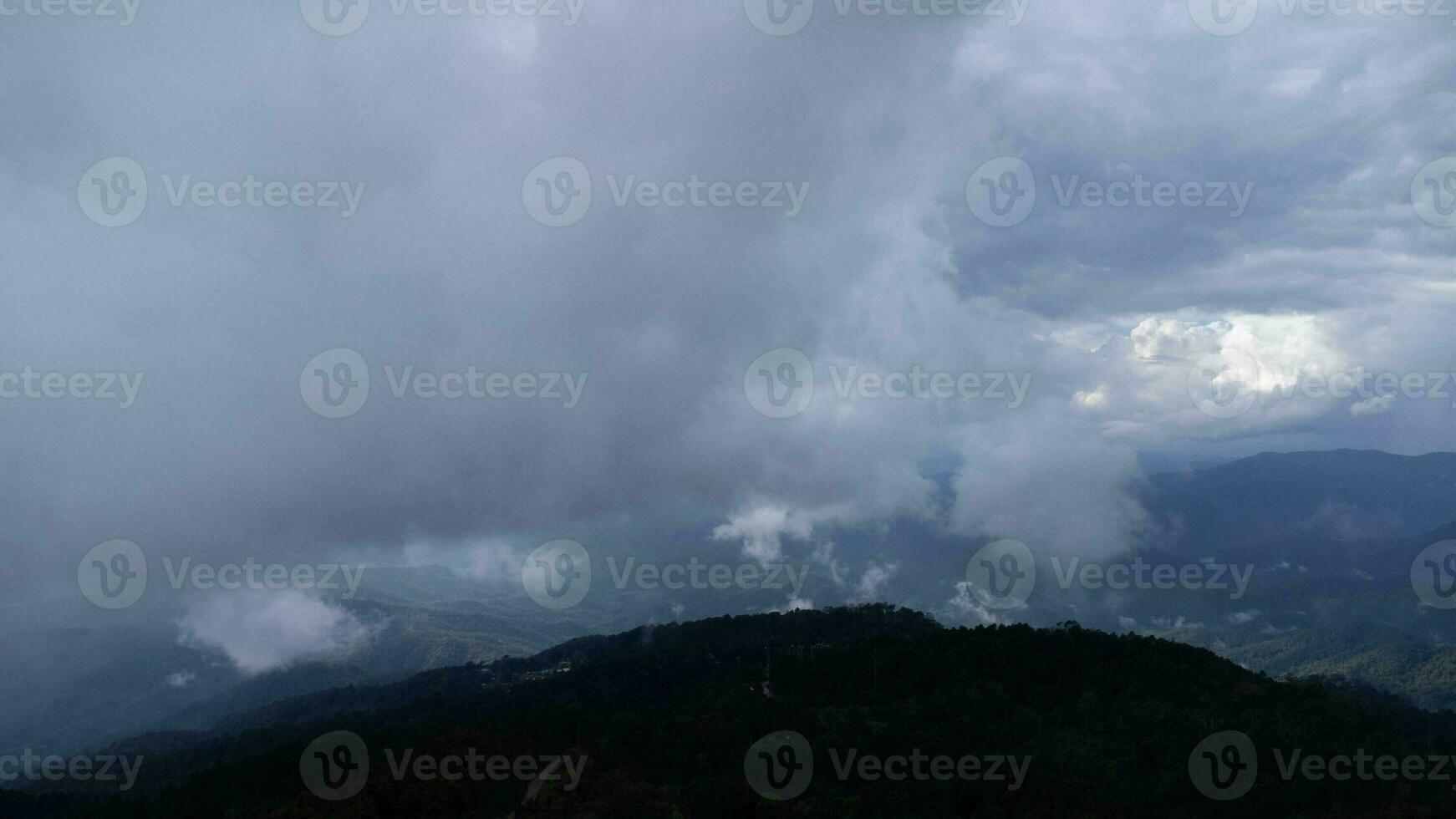 aereo Visualizza di tropicale foresta con nebbia nel il mattina. superiore Visualizza a partire dal fuco di bellissimo montagna tropicale foresta durante inverno nel Tailandia. naturale paesaggio sfondo. foto