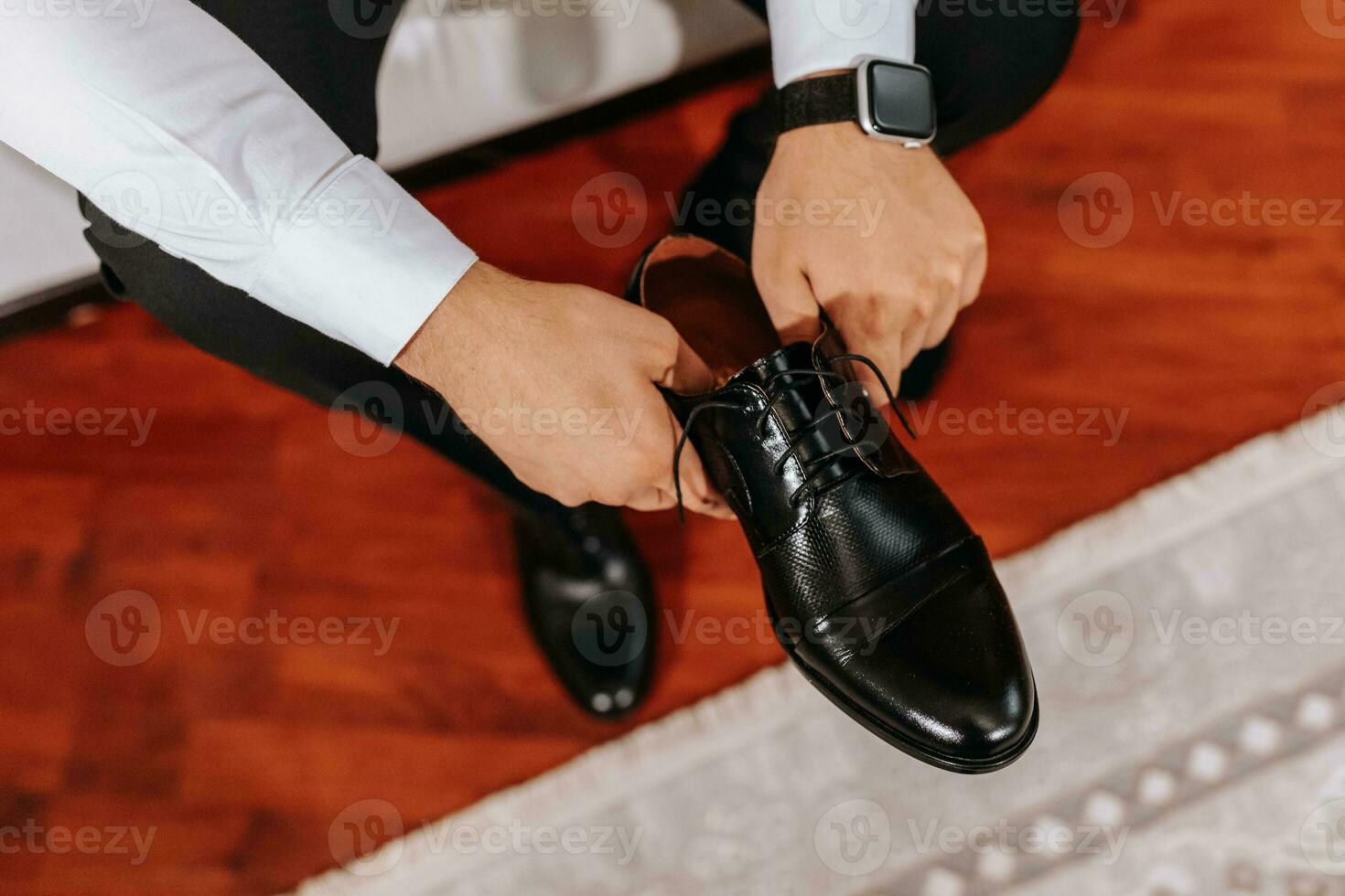 maschio mani Tenere nero scarpe. elettronico orologio su mano, gratuito spazio foto