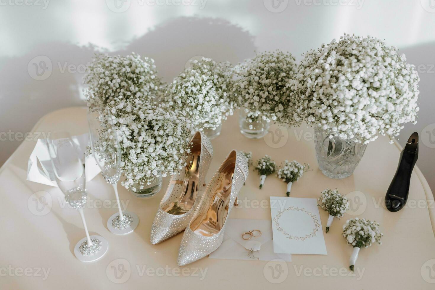 nozze anelli di il sposa e sposo con nozze mazzi di fiori di bianca fiori. Due bellissimo oro nozze anelli. Uomini e Da donna anelli con ornamenti. Da donna tacco alto scarpe. posto per testo foto