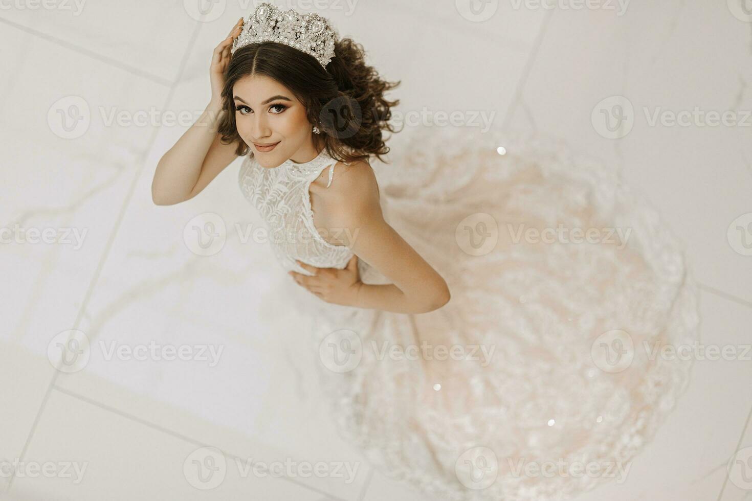 superiore Visualizza, bellissimo sposa, con un' bianca nozze vestito e un' lussuoso corona su sua testa. orizzontale foto