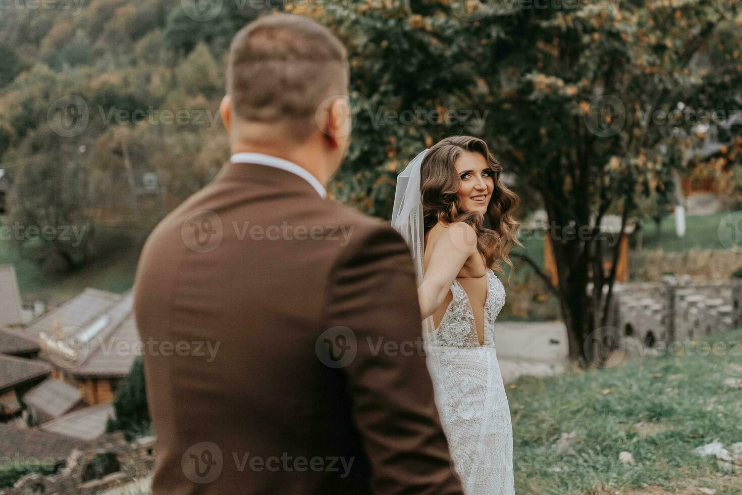 il sposa nel un' nozze vestito conduce il sposo su un' nozze viaggio foto