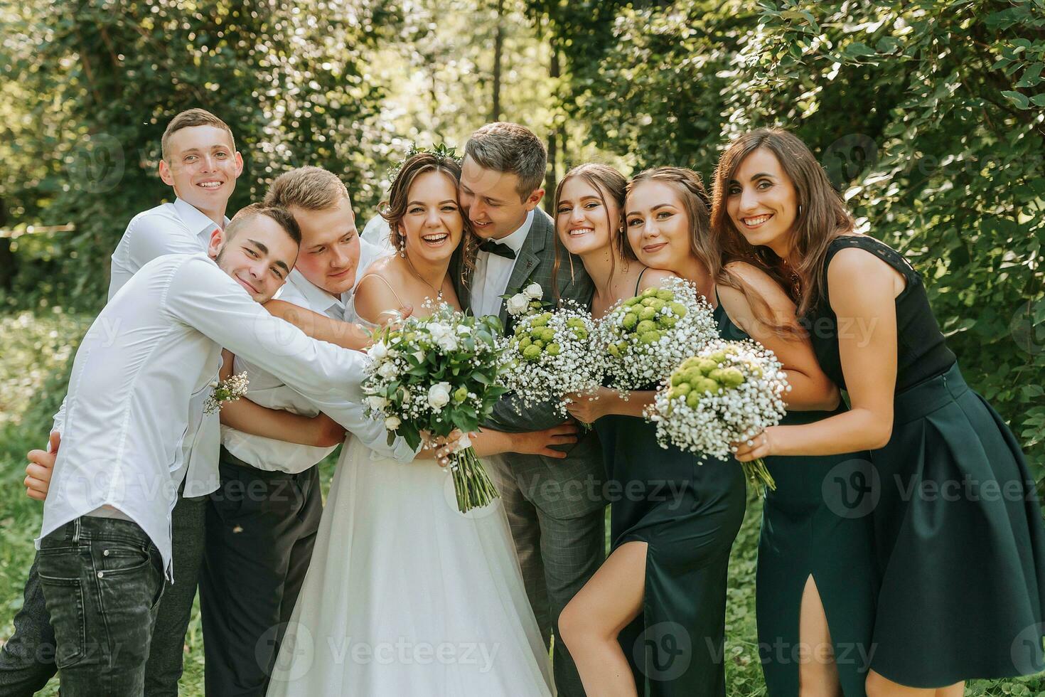 il sposa e sposo celebrare loro nozze con amici all'aperto dopo il cerimonia foto