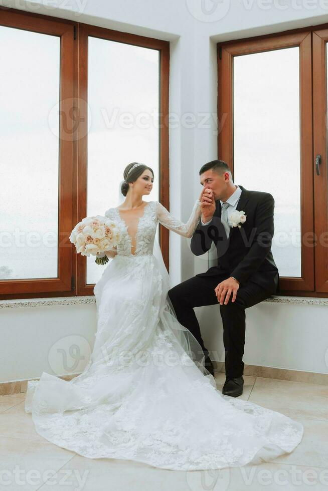 ritratto di un' elegante sposa e sposo al chiuso. nozze concetto di contento Novelli sposi. foto