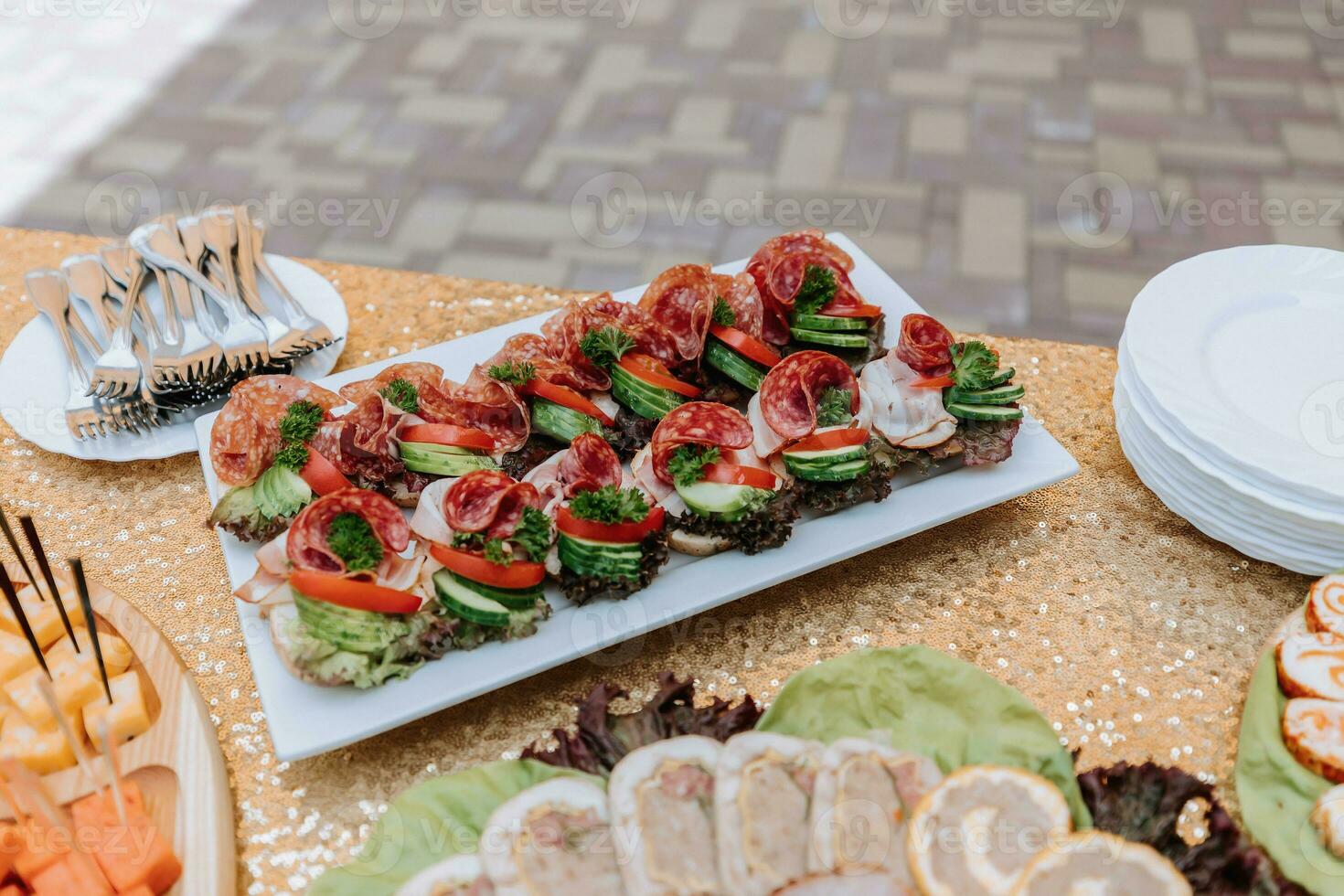 cosacco tavolo nel il migliore ristoranti. festivo tavolo a il nozze. nazionale ucraino cucina. Grasso, salsicce, alcol. ristorazione. foto