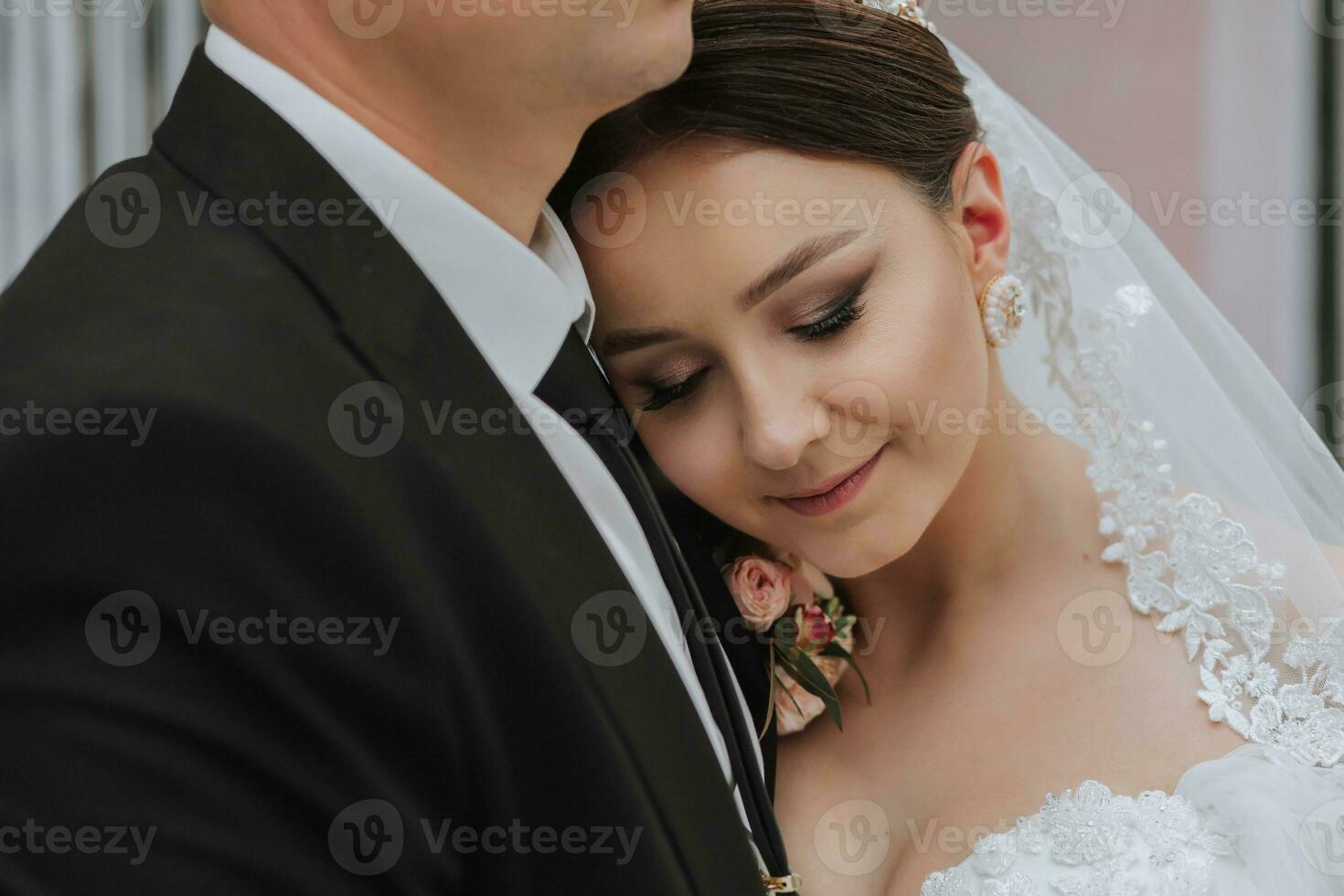 attraente sposa e sposo a il cerimonia su loro nozze giorno con un arco fatto di rosa e bianca fiori. bellissimo Novelli sposi, un' giovane donna nel un' bianca vestito con un' lungo treno, uomini nel un' nero completo da uomo. foto
