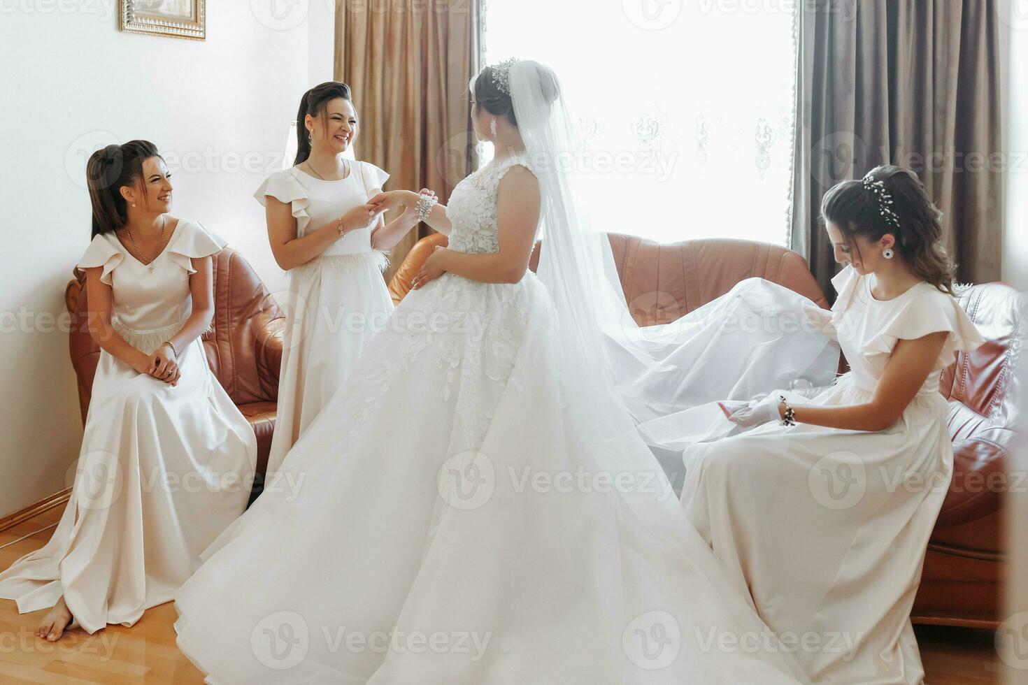 nozze tema. un' amico mette un' braccialetto su il sposa. quattro brune. il ultimo minuti di preparazioni per il nozze. il stesso attrezzatura foto