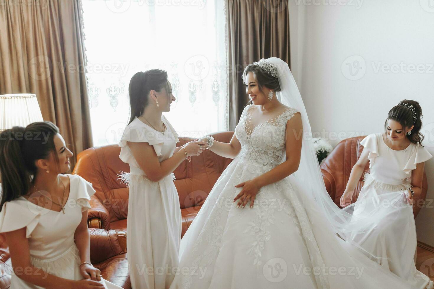 nozze tema. un' amico mette un' braccialetto su il sposa. quattro brune. il ultimo minuti di preparazioni per il nozze. il stesso attrezzatura foto