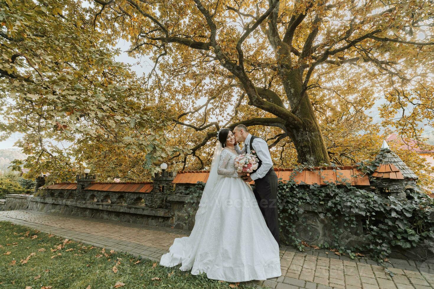 pieno corpo ritratto di un' giovane sposa e sposo godendo un' romantico momento al di fuori a tramonto su un' bellissimo autunno giorno. nozze coppia. in piedi viso per viso foto