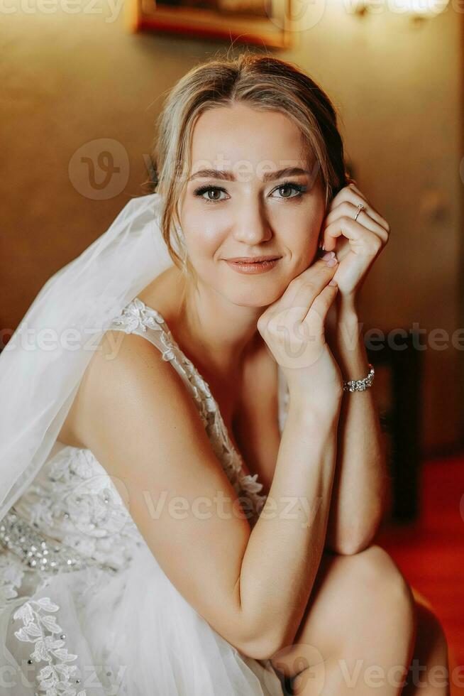 ritratto di un' tenero bellissimo sposa indossare un' alla moda nozze vestire. Perfetto trucco e capelli foto