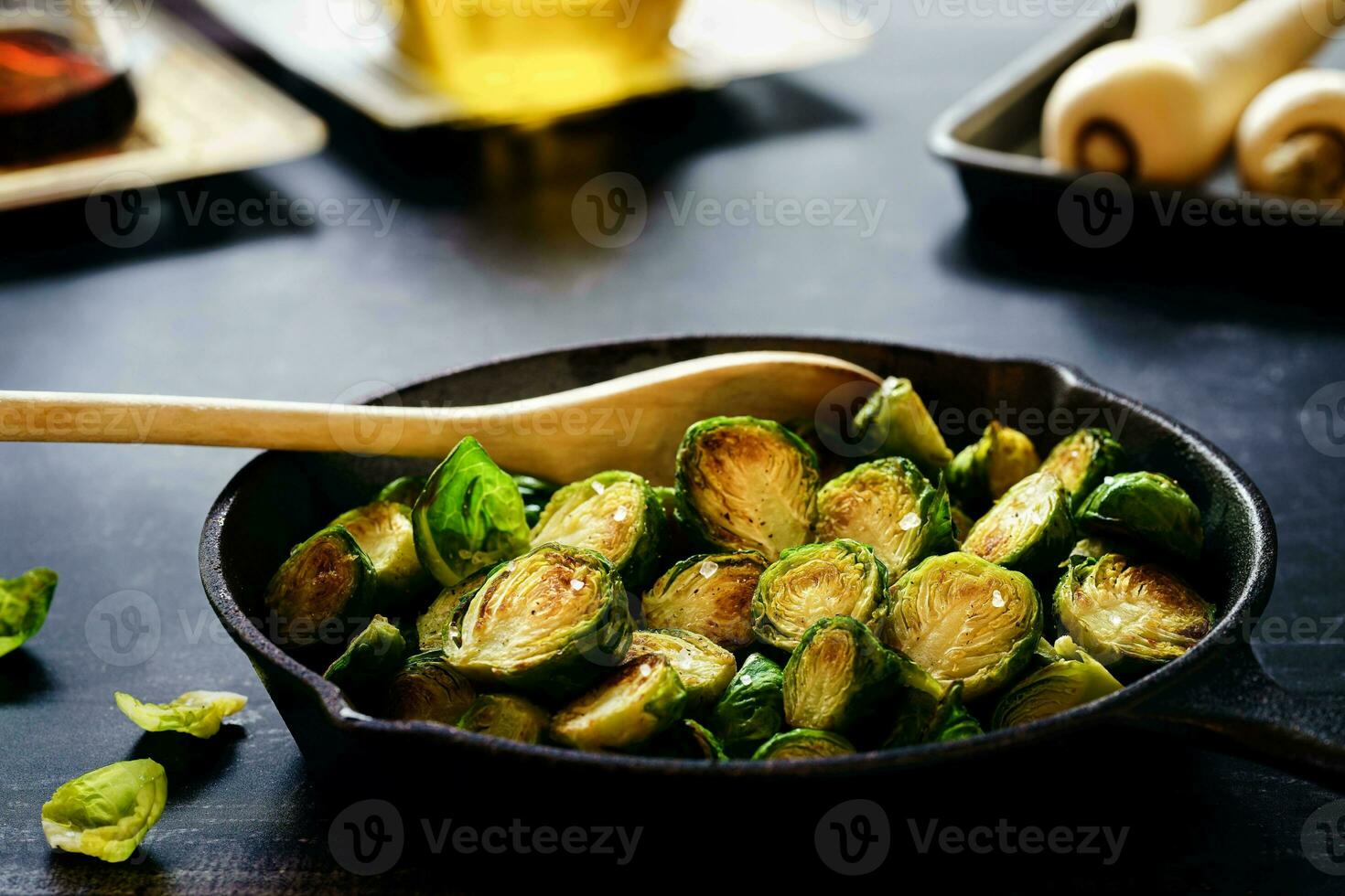 fritte Bruxelles germogli nel un' padella su un' di legno tavolo foto