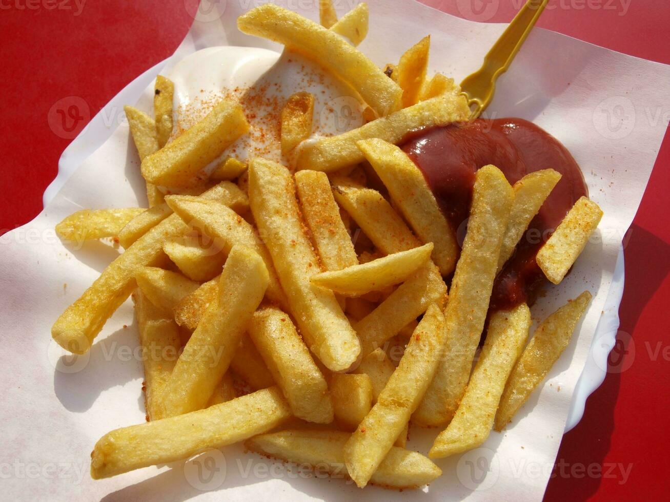 francese patatine fritte con ketchup e Maionese su un' bianca piatto foto