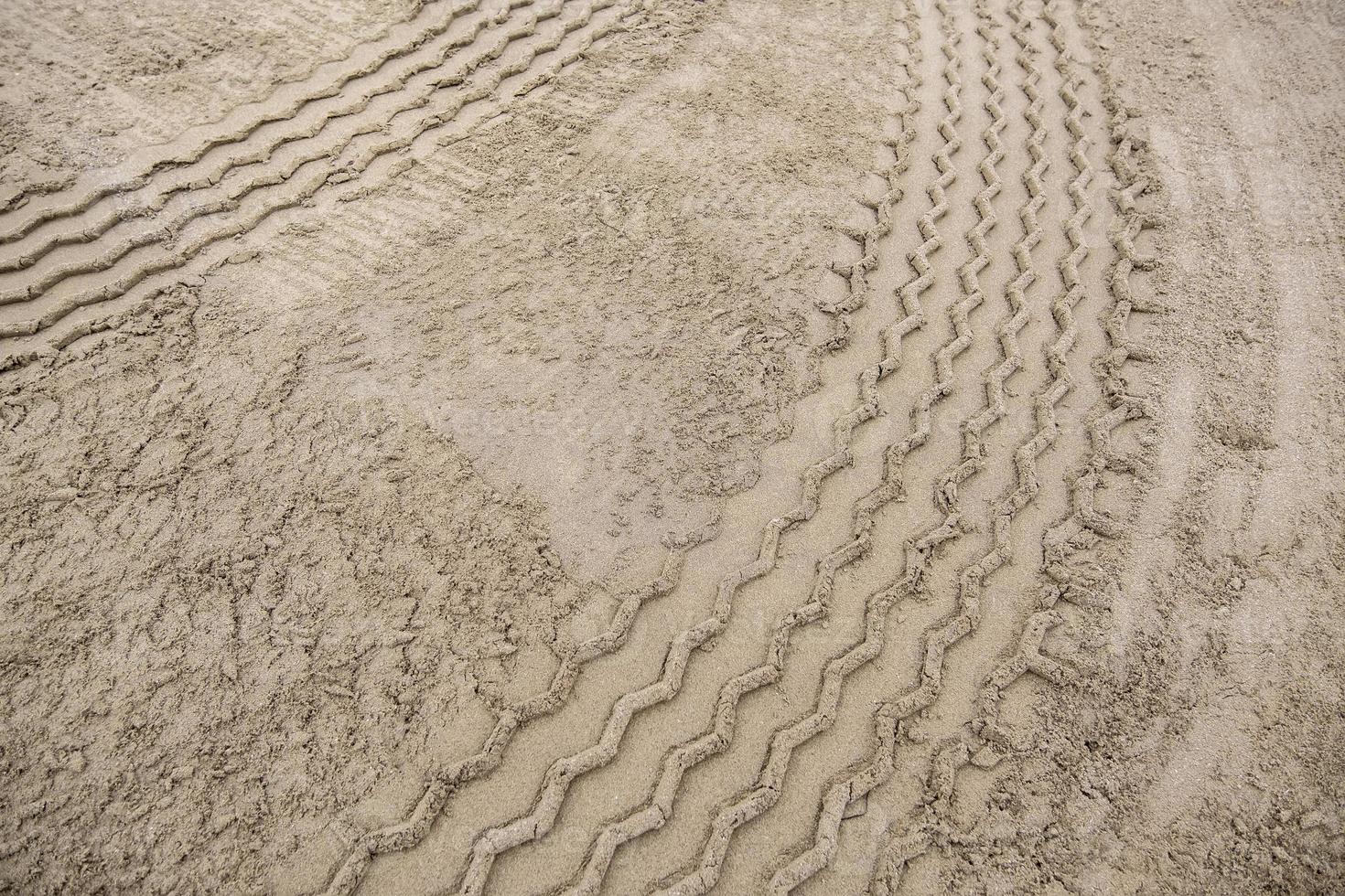 tracce di ruote sulla spiaggia foto