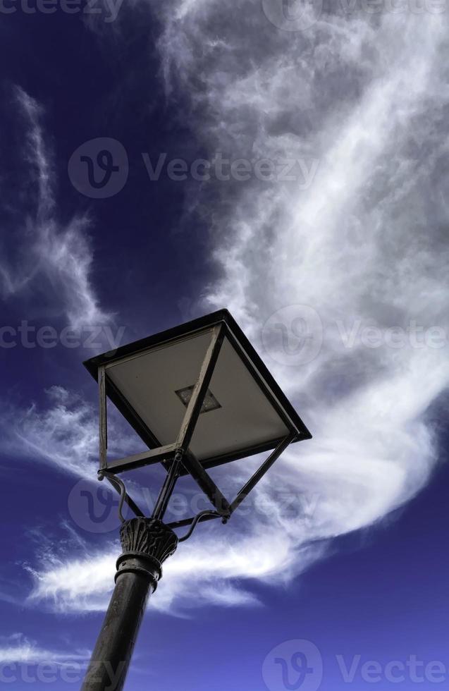 vecchio lampione con cielo azzurro foto