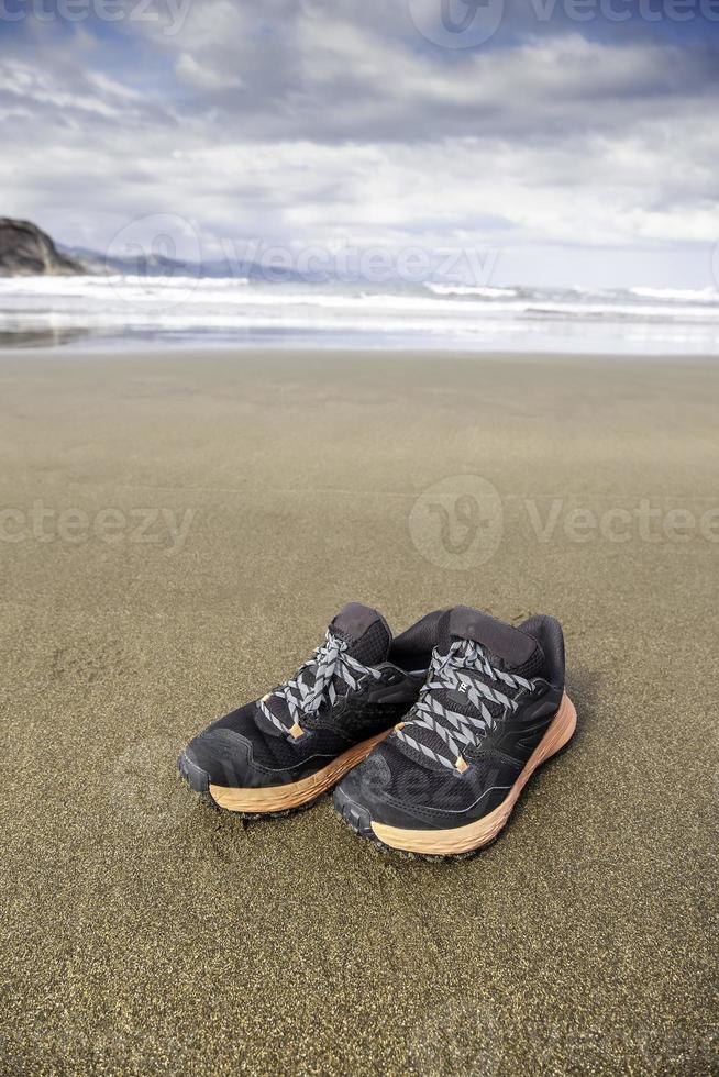 ciabatte da solo sulla spiaggia foto