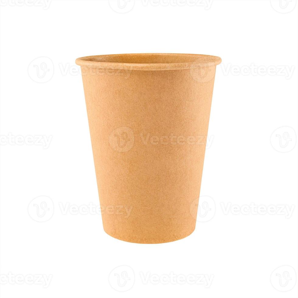 tazza di caffè di carta marrone artigianale isolata su sfondo bianco. foto